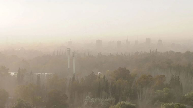 Salgo a la calle, con lluvia o con zonda, y sonrío en soledad, aunque el vecino de enfrente piense que algo no me anda del todo bien en la cabeza. Foto: MDZ