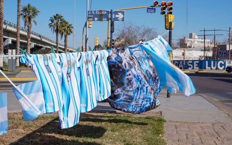 Pedro B. Palacios y Vicente Zapata: ahí podes además conseguir tu camiseta de la selección. Pedro B. Palacios y Vicente Zapata: ahí podes además conseguir tu camiseta de la selección.