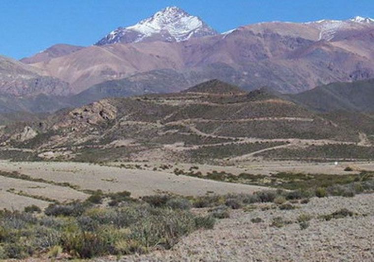 El cerro San Jorge, donde está el yacimiento que explotará la empresa de capitales mixtos. El cerro San Jorge, donde está el yacimiento que explotará la empresa de capitales mixtos.