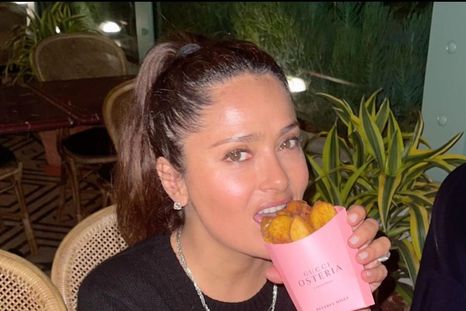 Salma Hayek, disfruta de su hamburguesa con papas de super lujo, en Osteria Gucci, en Rodeo Drive.  Foto: Instagram