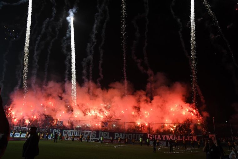 Explotó la tribuna leprosa. Explotó la tribuna leprosa. 
