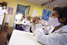 El Ministerio de Salud evalúa la posibilidad de que los chicos de hasta cuarto grado dejen de usar barbijo