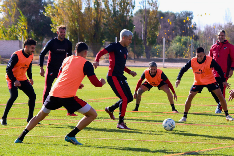 Enzo Pérez se entrenó con el plantel de Maipú y despertó la ilusión. Foto: Prensa Maipú