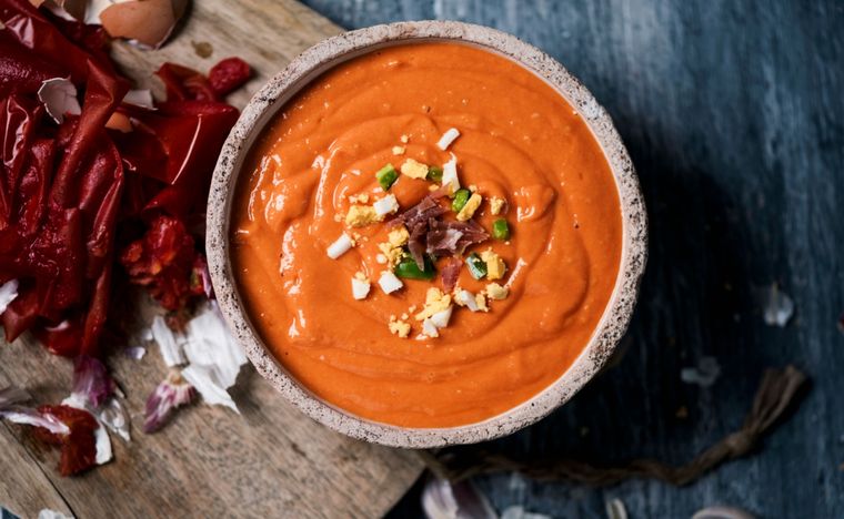 Sopa fría con tomate Una receta clásica de España para hacer en pocos pasos. Foto: Shutterstock