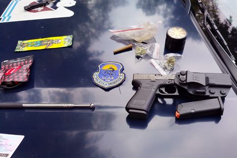 El arma de fuego, la marihuana y demás elementos secuestrados al sospechoso en el Parque General San Martín. El arma de fuego, la marihuana y demás elementos secuestrados al sospechoso en el Parque General San Martín.