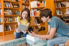 Comprender un texto no se reduce a la capacidad de leer palabras. Implica apropiarse del significado que se teje entre las palabras que lo componen. Foto: Freepick.