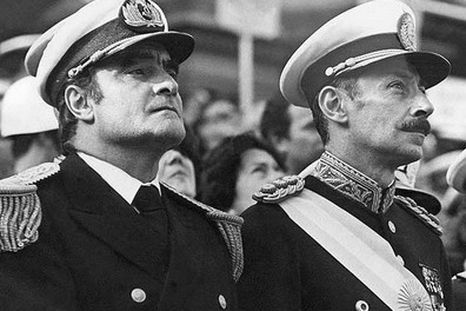 Jorge Rafel Videla y Emilio Eduardo Massera concentraron el poder mientras no solo llevaban adelante una fuerte represión sino también un combate entre ellos por el monopolio del poder. Jorge Rafel Videla y Emilio Eduardo Massera concentraron el poder mientras no solo llevaban adelante una fuerte represión sino también un combate entre ellos por el monopolio del poder.