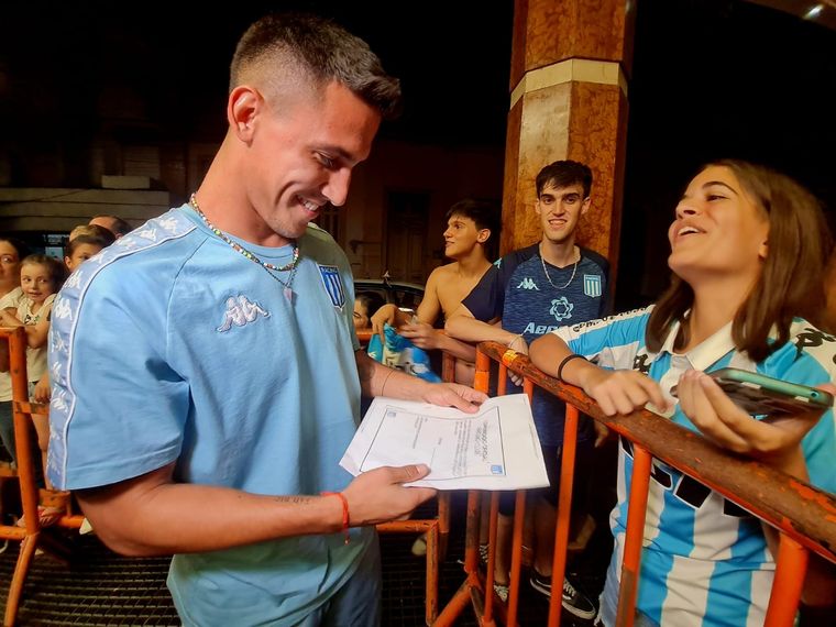 Rojas y la joven hincha que lo sorprendió en la concentración. Foto: @RacingManiacos