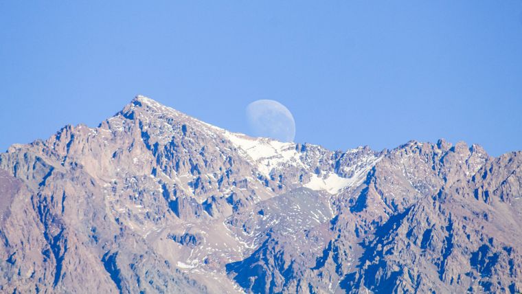 La luna asomándose por la montaña La luna asomándose por la montaña