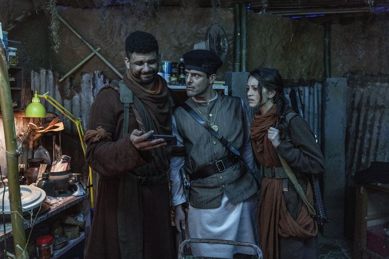 Mamalo (Dorian Nkono), Director Bustard (Fayssal Bazzi) y Shammi (Mel Jarnson) en la serie C*A*U*G*H*T. Mamalo (Dorian Nkono), Director Bustard (Fayssal Bazzi) y Shammi (Mel Jarnson) en la serie C*A*U*G*H*T.