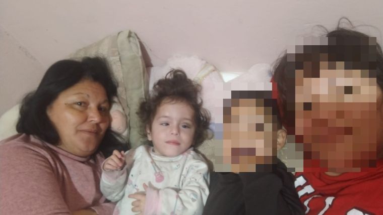 Paola tiene tres hijos y adoptó una más.