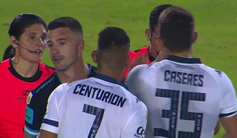 Centurión debió ser frenado por sus colegas Foto: captura de TV