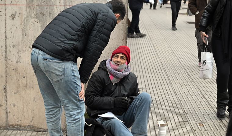 Diego perdió a su familia por las drogas y hoy tiene un pie herido que no cicatriza por la diabetes. Diego perdió a su familia por las drogas y hoy tiene un pie herido que no cicatriza por la diabetes.