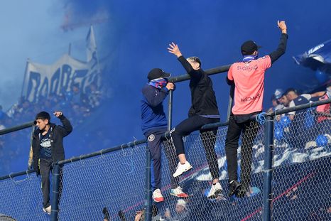 La medida alcanza a 24 simpatizantes de Independiente Rivadavia y rige en todo el país tras un hecho con un colectivo rumbo a un partido. La medida alcanza a 24 simpatizantes de Independiente Rivadavia y rige en todo el país tras un hecho con un colectivo rumbo a un partido.