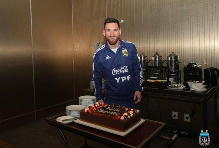Lionel Messi y el hábito de pasar sus cumpleaños con la vestimenta argentina. Foto: AFA