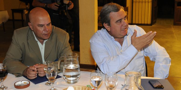 Abraham (izquierda) fue el primero en hablar de asfixia en las comunas. Foto: Nacho Gaffuri / MDZ