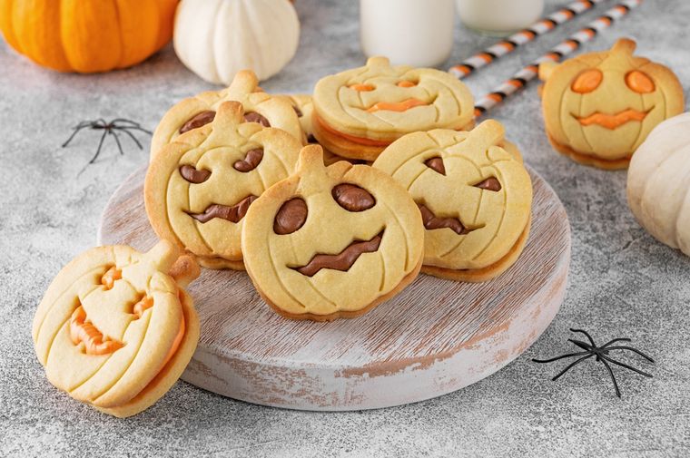 Horneá la receta de galletas sándwich en forma de calabazas y llená tu cocina de espíritu Halloween.
