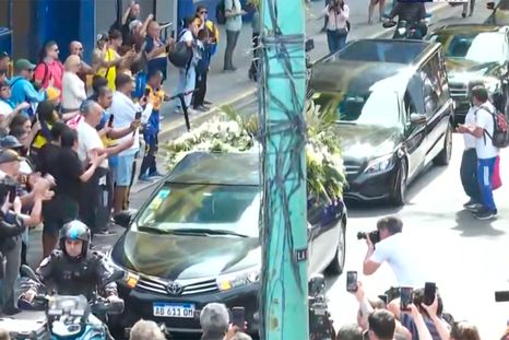 El emocionante momento de la salida del cortejo fúnebre de Miguel Ángel Russo hacia el cementerio de Pilar El emocionante momento de la salida del cortejo fúnebre de Miguel Ángel Russo hacia el cementerio de Pilar