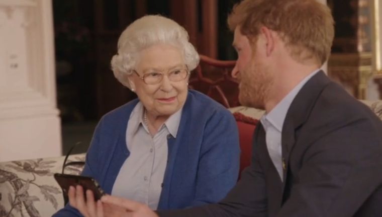 La reina Isabel II y el príncipe Harry Foto: Invictus games