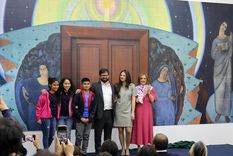 llega a argentina la replica del mural personajes de la historia: la poesia