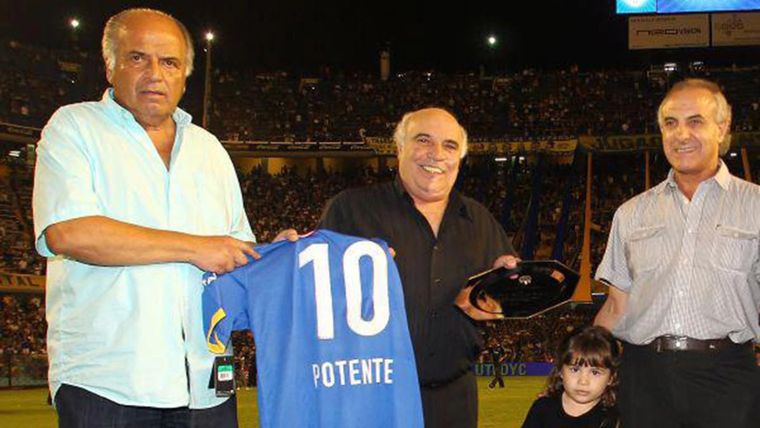 Potente, cuando recibió un reconocimiento de Boca en La Bombonera.