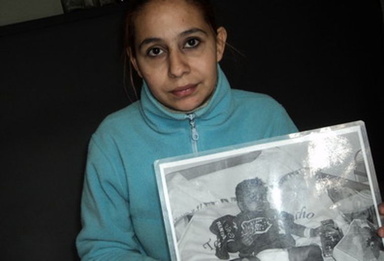 Mirna con la foto de Alam, uno de sus tres hijos. Foto: MDZ