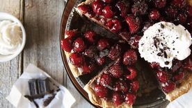 tarta de chocolate y frutos rojos. Foto: Pass The Sushi (passthesushi.com)