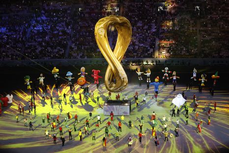 Artistas participan en la inauguración del Mundial de Fútbol Qatar 2022 en el estadio Al Bait en Al Khor (Catar).