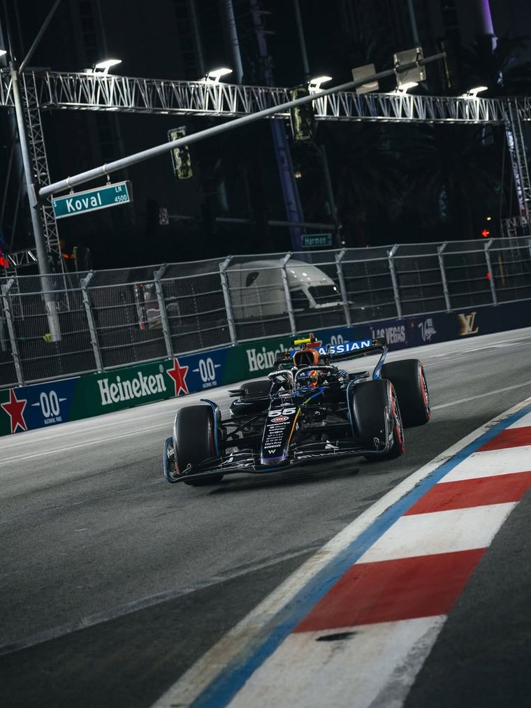 Tras las descalificaciones de Norris y Piastri, Sainz escaló al quinto puesto en Las Vegas. Tras las descalificaciones de Norris y Piastri, Sainz escaló al quinto puesto en Las Vegas.