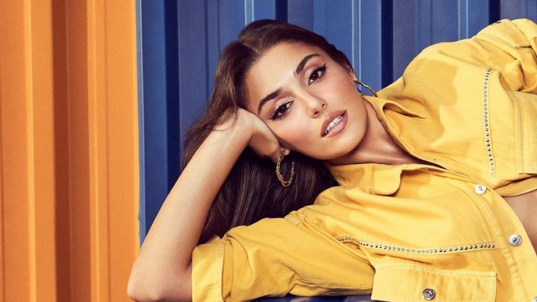 Hande Erçel Ante la mirada atenta de todos. Foto: @nocturne