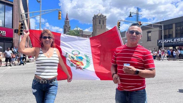 Cientos de peruanos llegaron al desfile patrio de su país en julio en Paterson, Nueva Jersey. Foto: Pierina Pighi Bel