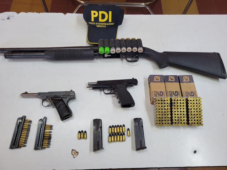 Dos pistolas, una escopeta y decenas de municiones incautadas tras la denuncia por el GPS espía.&nbsp;