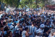 Los festejos de los mendocinos tras la victoria de Argentina frente a Francia Foto: Maximiliano Ríos/MDZ Los festejos de los mendocinos tras la victoria de Argentina frente a Francia Foto: Maximiliano Ríos/MDZ