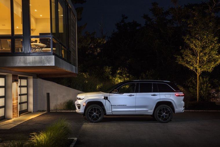 Esta nueva versión del Jeep Grand Cherokee se encuentra disponible en Australia con un precio inicial de 77.760 dólares australianos. 