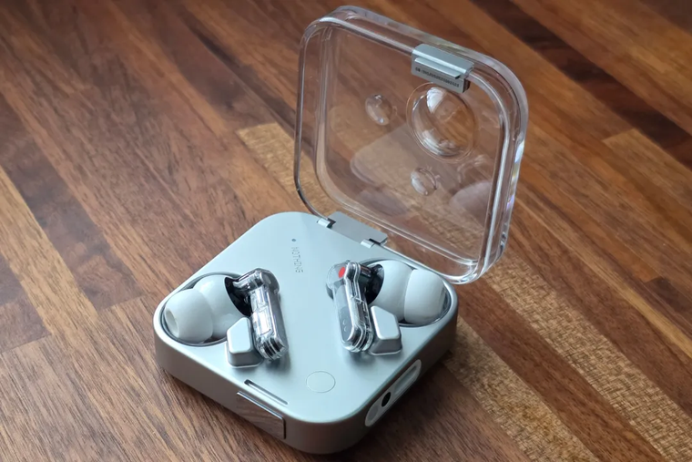 Los Nothing Ear (3) destacan por su diseño transparente y su nuevo estuche metálico. Los Nothing Ear (3) destacan por su diseño transparente y su nuevo estuche metálico.