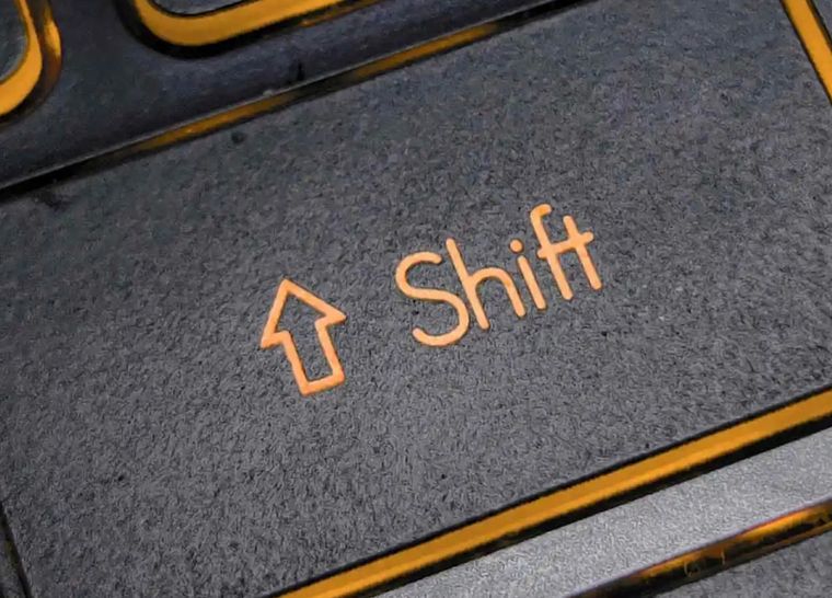 Útil a diario: mayúsculas, símbolos (% con Shift+5) y selección precisa de texto/archivos. Atajos clave: Ctrl+Shift+Esc, Win+Shift+S, Shift+F10. Útil a diario: mayúsculas, símbolos (% con Shift+5) y selección precisa de texto/archivos. Atajos clave: Ctrl+Shift+Esc, Win+Shift+S, Shift+F10.