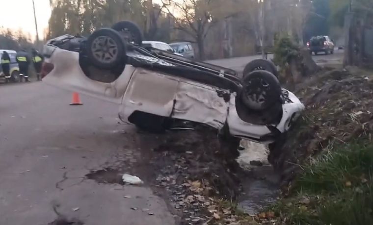 Una camioneta volcó y terminó sobre la acequia en Guaymallén Foto: Captura de video