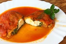 Aprende a preparar chiles rellenos de queso con esta sencilla receta.