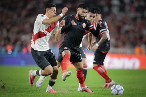 River enfrenta a Barracas Central en el Monumental.