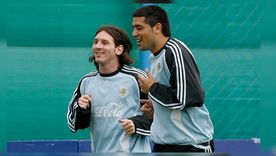 Dos torneos de la Selección Argentina contaron con el festejo de cumpleaños compartido entre Riquelme y Messi. Dos torneos de la Selección Argentina contaron con el festejo de cumpleaños compartido entre Riquelme y Messi.
