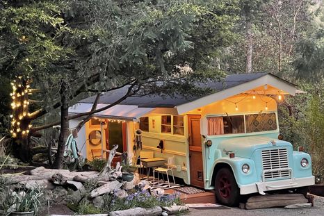 Cada bus tiene su estilo y se encuentra estacionado en sitios mágicos. Foto: Airbnb