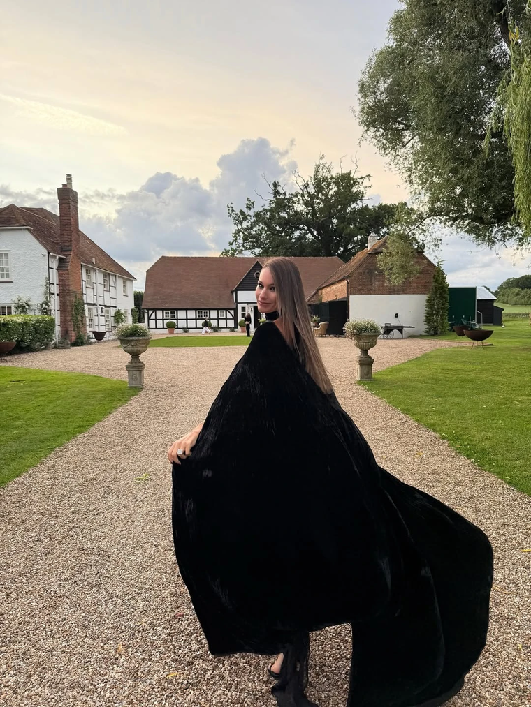 Vestido con capa y escote halter. Vestido con capa y escote halter.