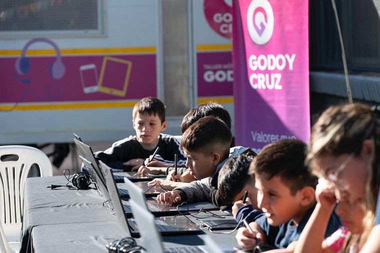 Godoy Cruz lanzó el primer aula móvil tecnológica de la provincia. Godoy Cruz lanzó el primer aula móvil tecnológica de la provincia.