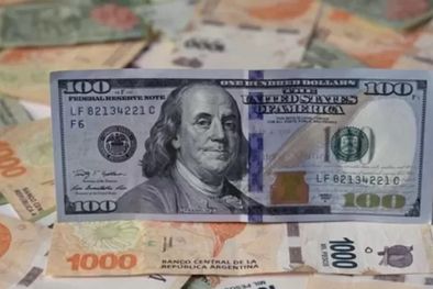 MDZol | Los argentinos llaman blue al dólar paralelo, una jerga que se habría iniciado en las cuevas (o financieras ilegales). Foto: Getty Images