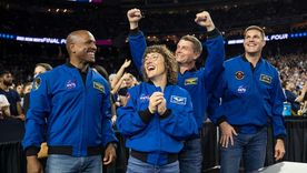 La tripulación de Artemis II celebra con sus seguidores mientras asisten a la final de un partido de baloncesto universitario en Houston, Texas. La tripulación de Artemis II celebra con sus seguidores mientras asisten a la final de un partido de baloncesto universitario en Houston, Texas.