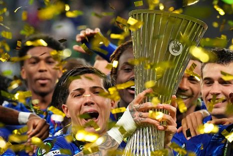 El festejo de Enzo con la copa. El volante de la Selección argentina marcó un gol y dio una asistencia en la final. ¿Se va al Real Madrid? Foto: @Conf_League
