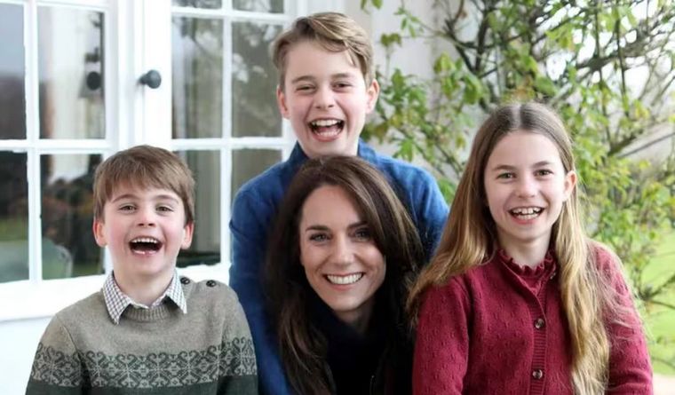 Las suspicacias se iniciaron con esta foto retocada de la princesa Kate y sus hijos. Foto: instagram.com/princeandprincessofwales
