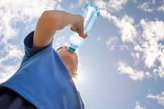 Los expertos aconsejan tomar agua para evitar un golpe de calor Foto: Shutterstock