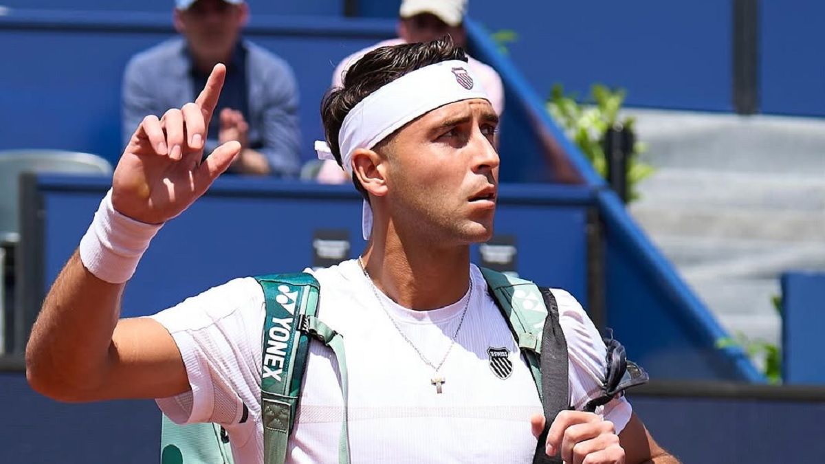 ¿Es legal? Etcheverry cayó en Barcelona tras un saque inesperado que generó tensión