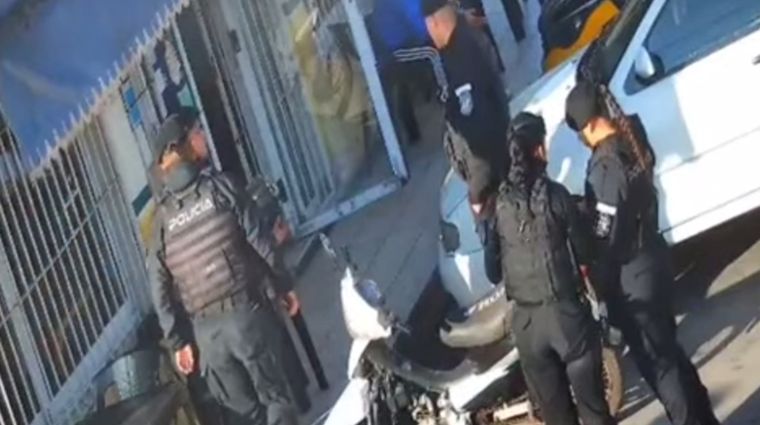 El momento en que policías aprehendieron al sospechoso y recuperaron la moto robada.&nbsp;